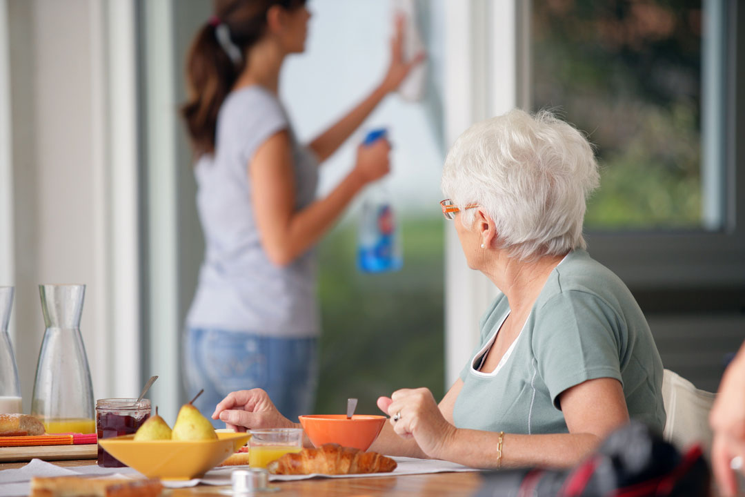Depositphotos_9156565_L Family members visiting a resident at Cedar Creek Memory Care Assisted Living