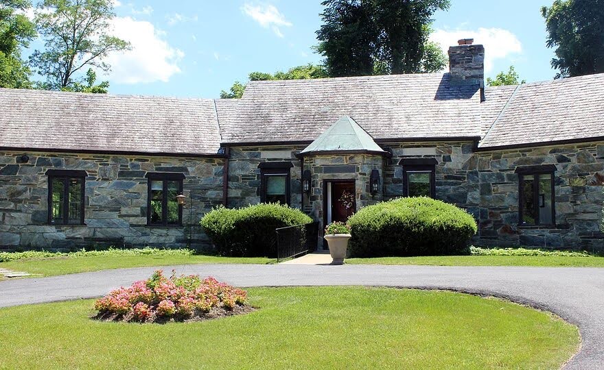 Planned social activities 7 days a week, such as card games or art lessons