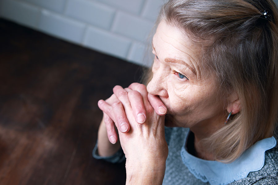 What Are the Early Signs of Alzheimer's? 4 senior lady suffering from anxiety caused by alzheimer's